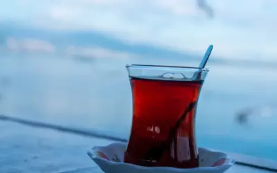 Il çay turco: storia, cultura e preparazione del tè in Turchia