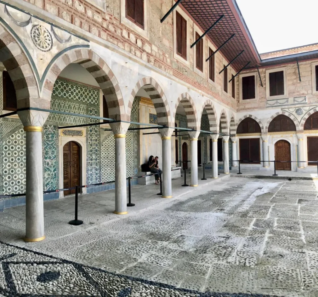 Harem Topkapi: viaggio nel cuore del Palazzo del Sultano 7 Harem Topkapi - cortile interno cariye