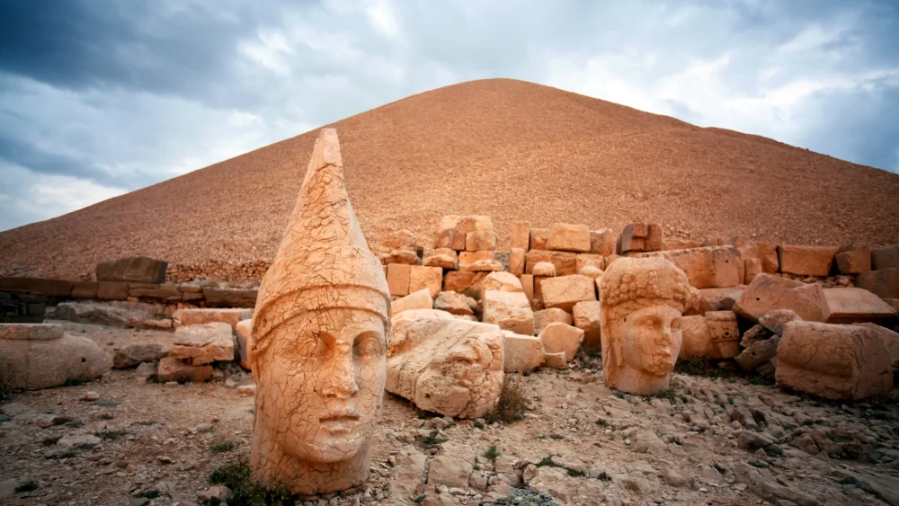 Nemrut-dagi-statue