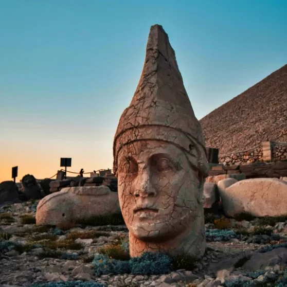 Anatolia Orientale: territori di passaggio 5 Nemrut-dagi-testa-statua