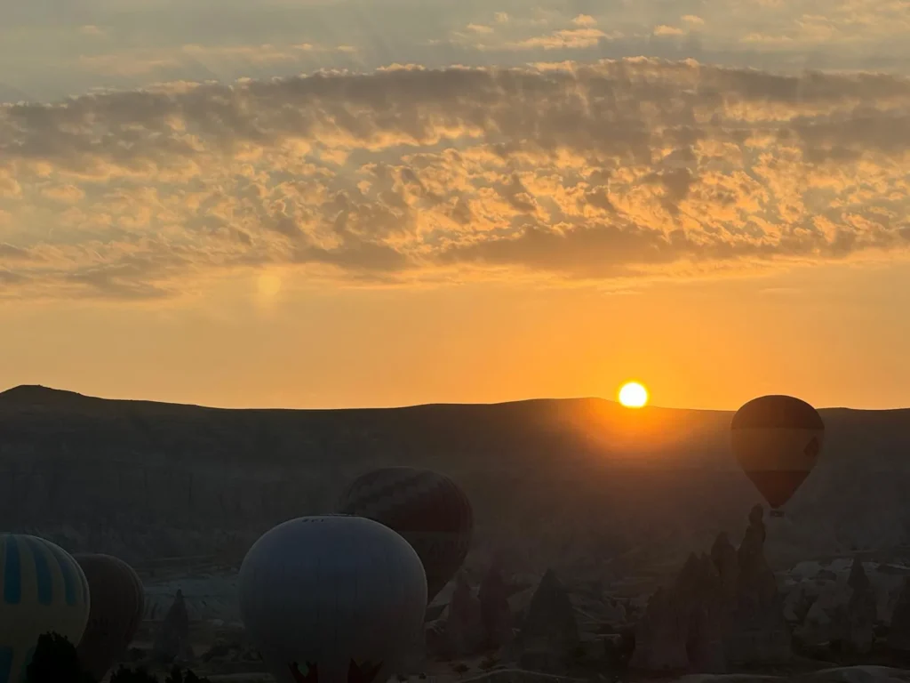Giro in mongolfiera in Cappadocia: come funziona, prezzi, sicurezza e Festival delle Mongolfiere 2 mongolfiere-cappadocia-alba