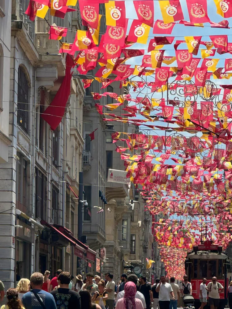 Tram nostalgico di Istanbul: il filo rosso di Istiklal 3 Istiklal galata tranway