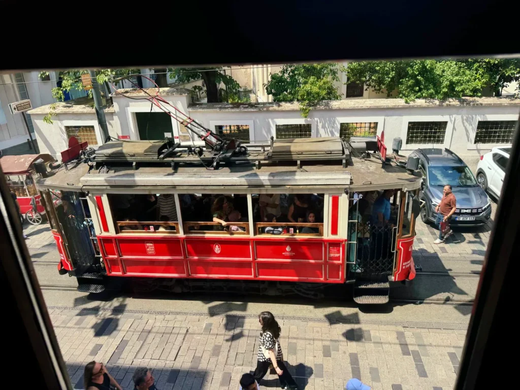 Tram nostalgico di Istanbul: il filo rosso di Istiklal 6 Istiklal tramway