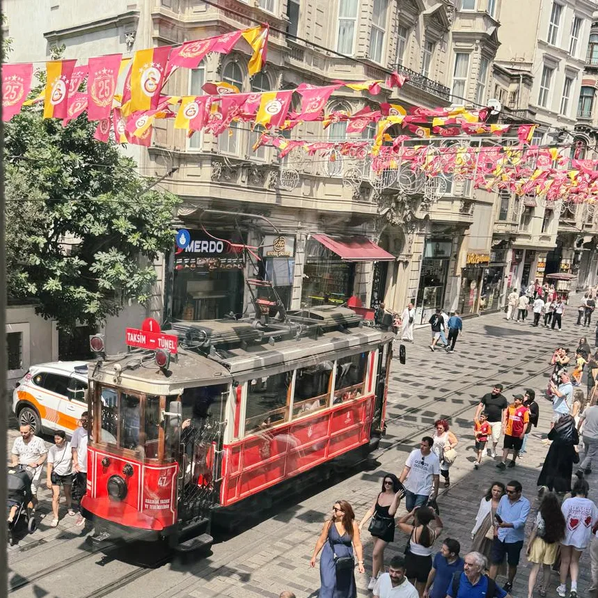 Tram nostalgico di Istanbul: il filo rosso di Istiklal 7 Istiklal tramway-treno-nostalgico-istanbul