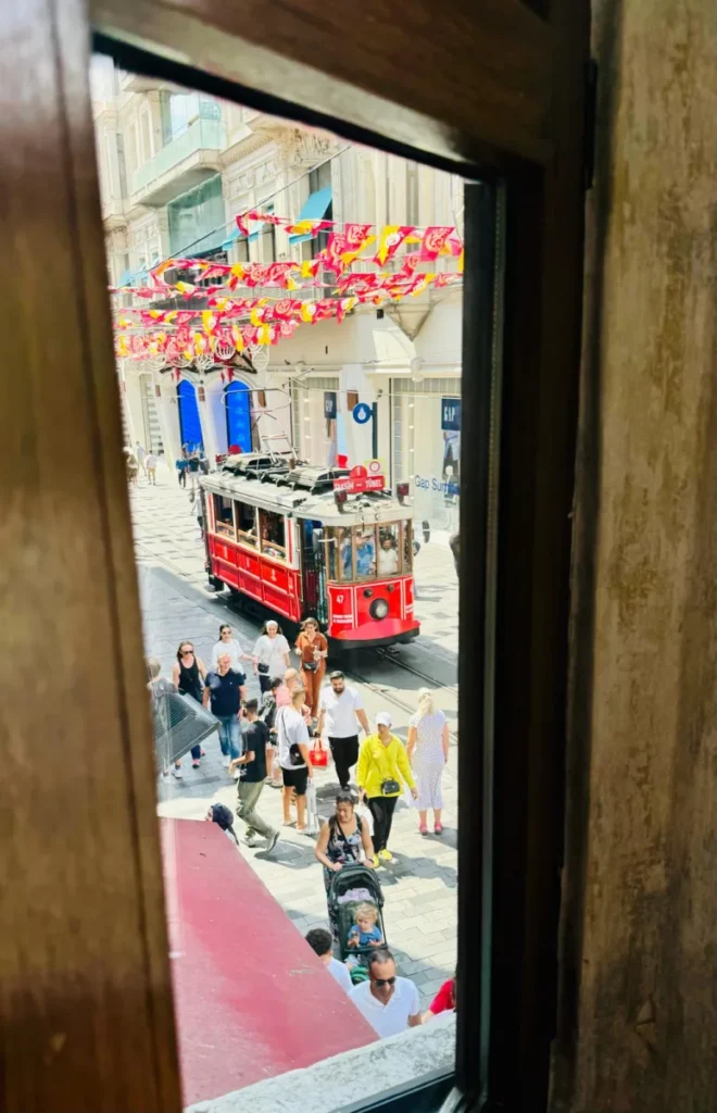 Tram nostalgico di Istanbul: il filo rosso di Istiklal 5 treno nostalgico di Istanbul 1