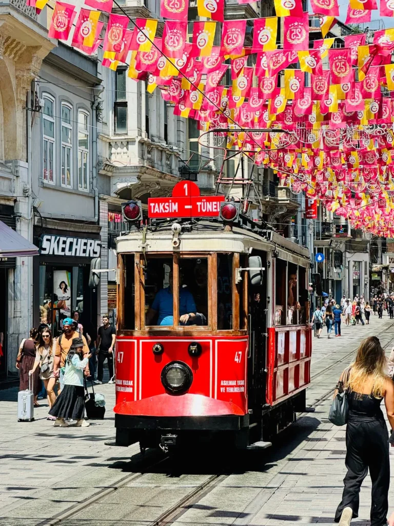 Tram nostalgico di Istanbul: il filo rosso di Istiklal 2 treno nostalgico istanbul 1